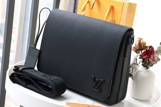 Louis Vuitton Men's Messenger 30.5 x 24 x 10 CM - 1