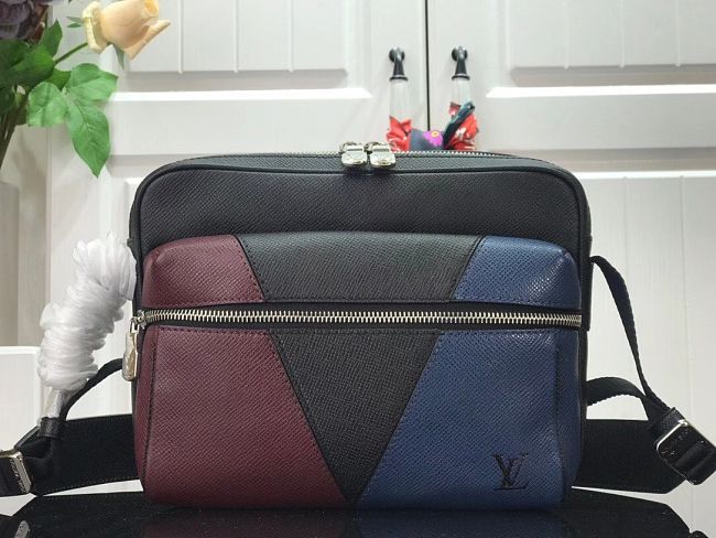 Louis Vuitton Outdoor Messenger M30703 29.5x20x10.5 CM - 1