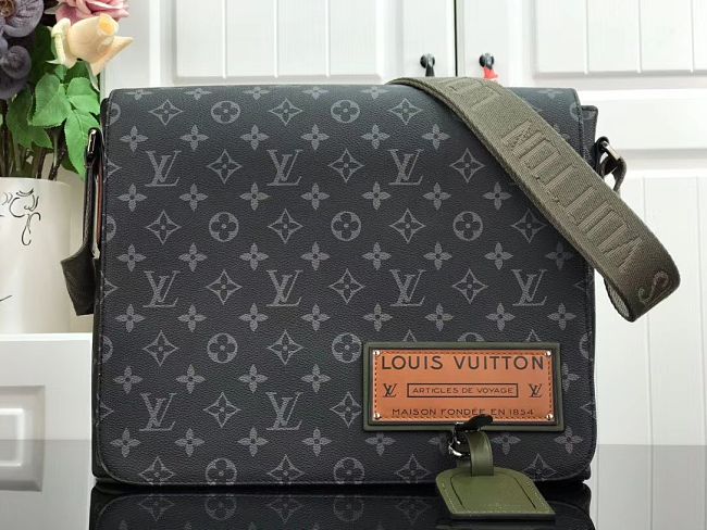 Louis Vuitton District M40239JL 32x26x8 CM - 1