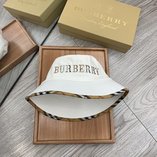 Burberry White hat - 1