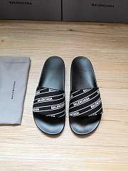 BALENCIAGA LOGO POOL SLIDES IN GRAIN RUBBER - 1