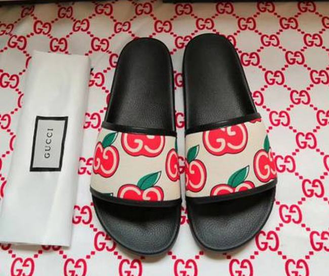 Gucci Black GG Apple Print Slides - 1