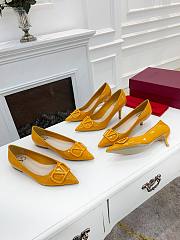 Valentino Garavani Salones Vlogo De Piel Yellow - 2