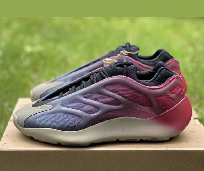 Adidas Yeezy 700 V3 Fade Carbon GW1814 - 1